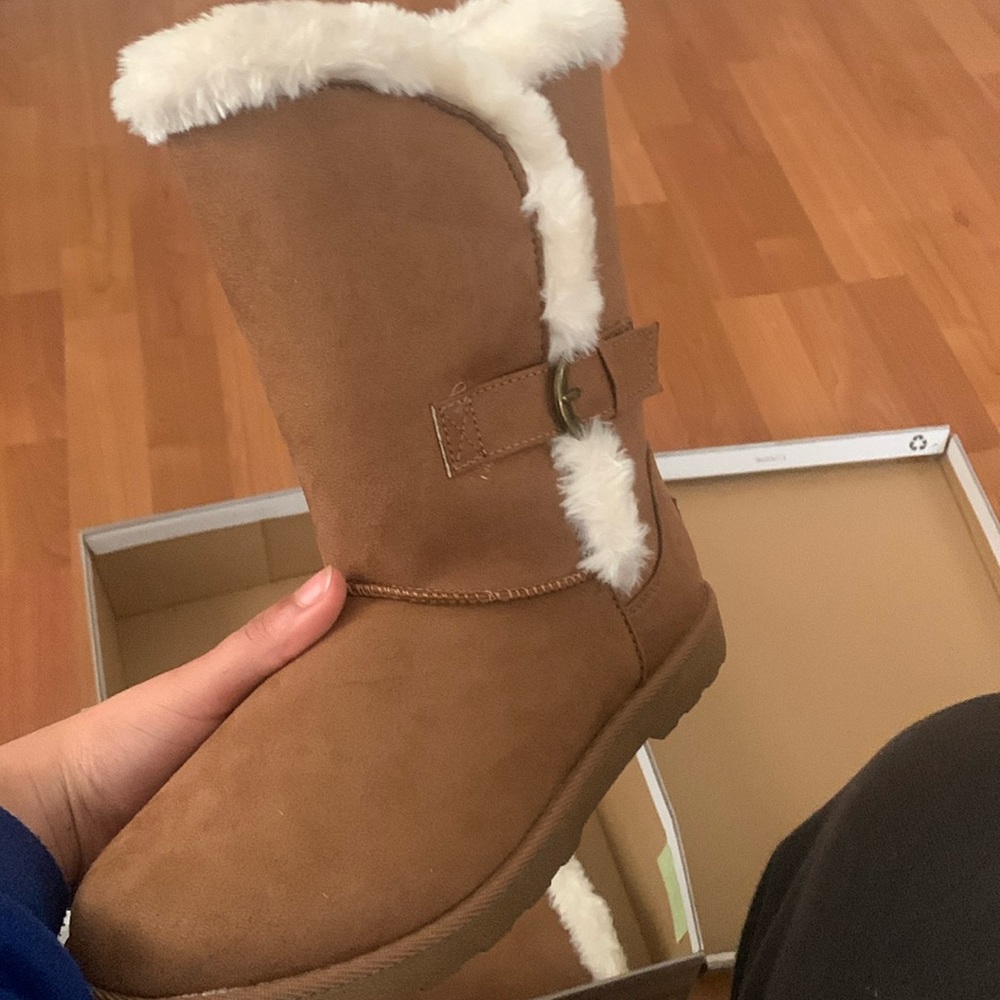 This is a pair of Makalu boots, size 8 in women, never worn , was a gift.